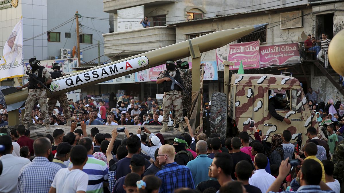 فلسطينيون من كتائب عز الدين القسام التابعين لحركة حماس يستعرضون صاورخ القسام في مخيم رفح. 2016/08/21