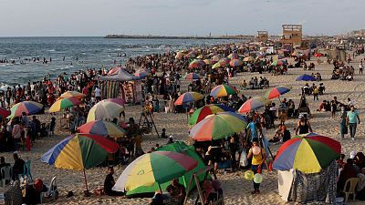 فلسطینی‌های ساکن نوار غزه در کنار ساحل دریای مدیترانه