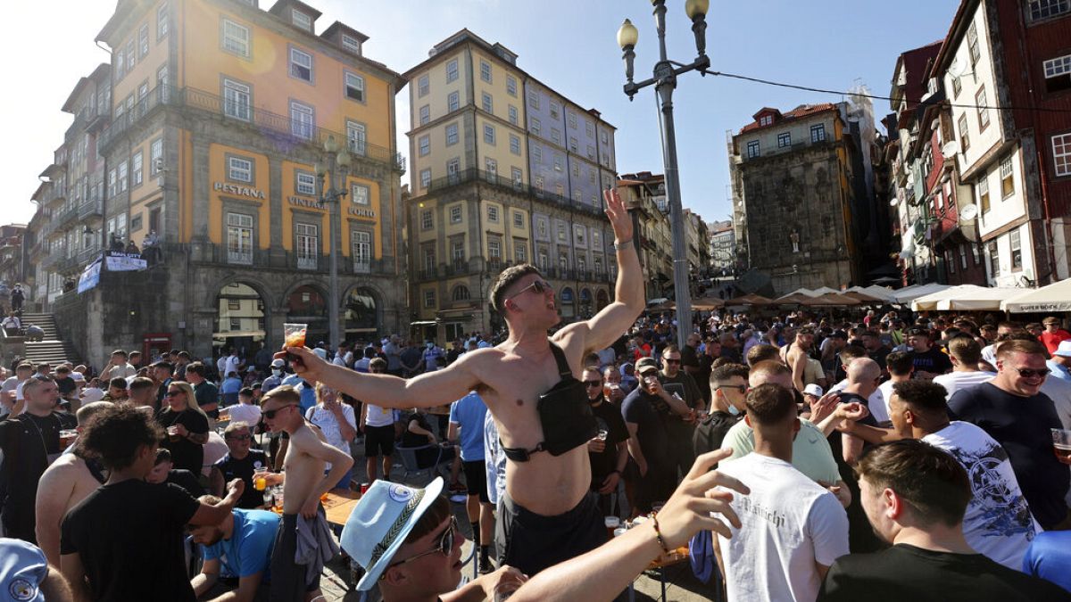 I tifosi del Manchester City cantano e bevono a Porto