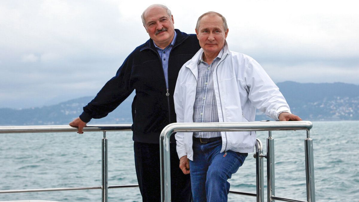 Presidente bielorrusso, Alexander Lukashenko, e o Presidente russo, Vladimir Putin, ao largo de Sóchi, cidade balnear russa do mar negro