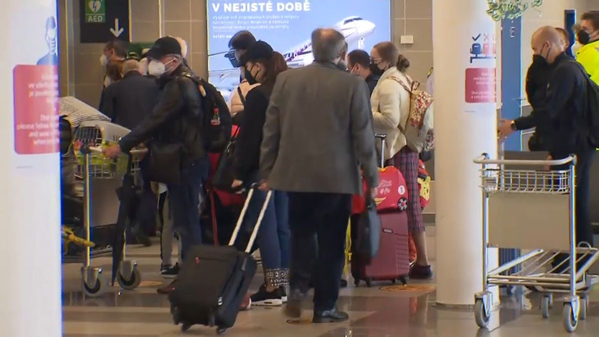 الدبلوماسيون الروس المطرودون من الجمهورية التشيكية يبدأون مغادرة براغ