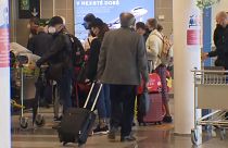 Diplomáticos rusos abandonando el aeropuerto de Praga (República Checa)