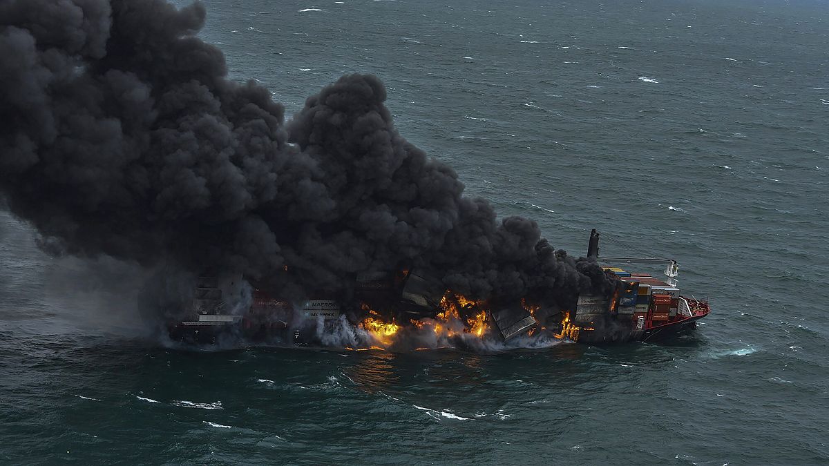 الدخان ينبعث من سفينة شحن نشب فيها حريق قبالة ساحل سريلانكا. 2021/05/25