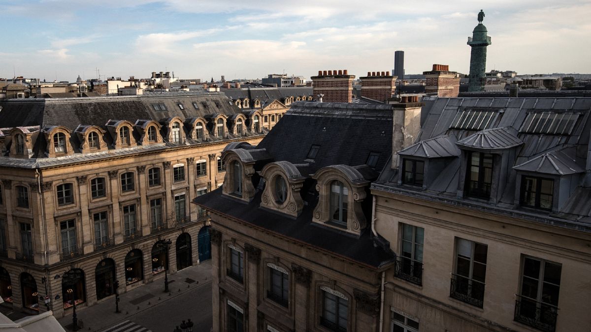 صورة لشوارع حول ساحة بلاس فاندوم في باريس تم التقاطها في 20 نيسان/أبريل 2020 أثناء الإغلاق الذي فرضته الحكومة الفرنسية بهدف الحد من انتشار فيروس كورونا