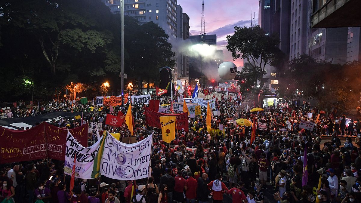 Brésil : des dizaines de milliers de personnes manifestent contre Jair Bolsonaro