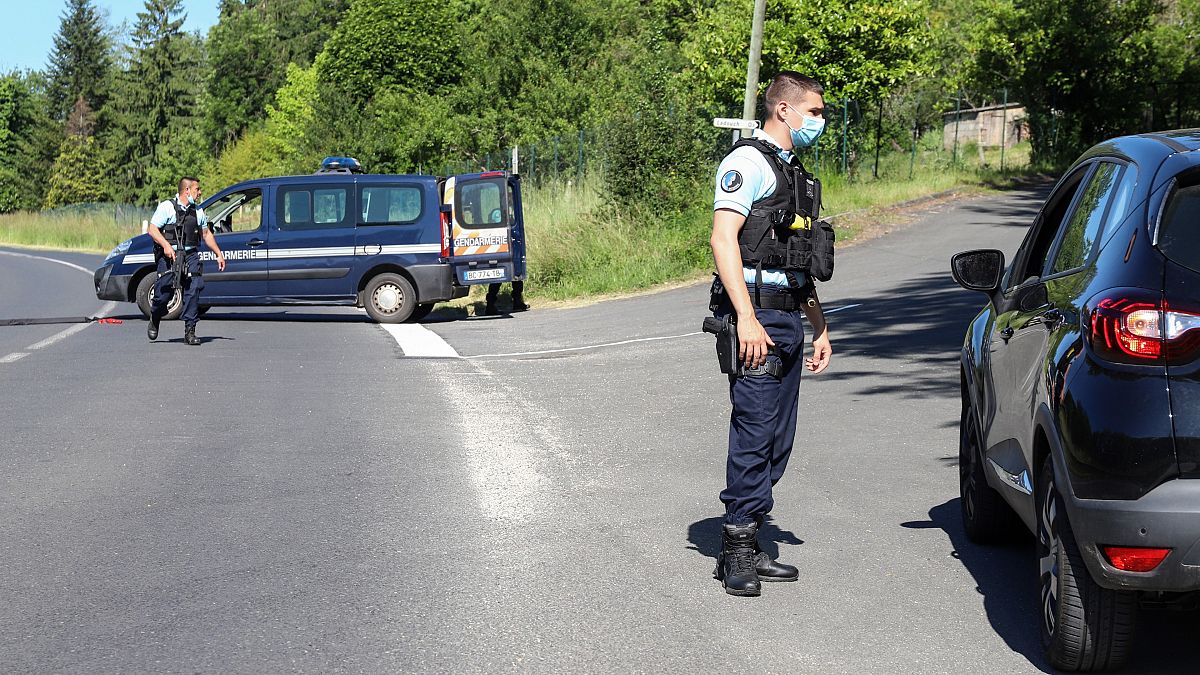 عناصر من الدرك الفرنسي ينصبون الحواجز الأمنية بحثا عن جندي سابق في منطقة لاردان-سان-لازار جنوب غرب فرنسا. 30/05/2021