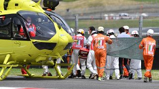 طواقم الإنقاذ يخلون الرياضي السويسري الدراج جايسون دوباسكييه في فئة موتو 3 الذي توفي إثر حادث السبت. 29/05/2021