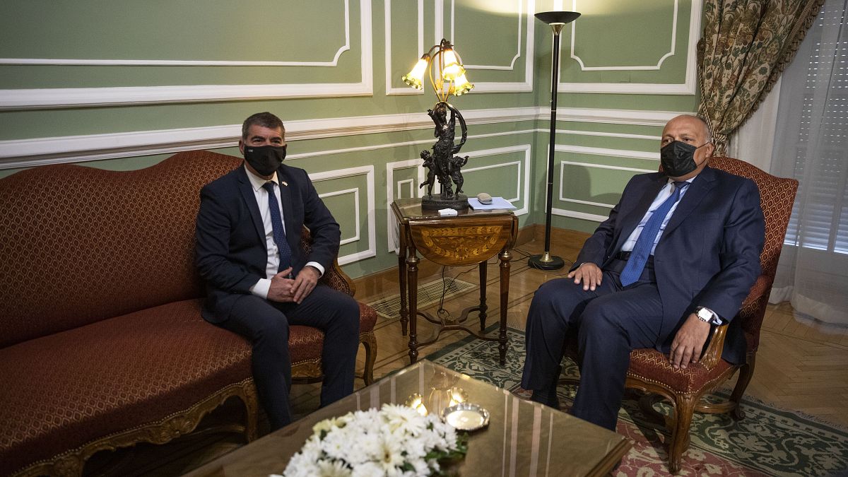 وزير الخارجية المصري سامح شكري (على اليمين) يستقبل نظيره الإسرائيلي غابي أشكينازي في القاهرة. 2021/05/30