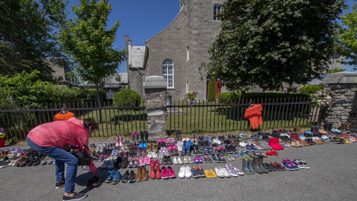 Gyerekcipőkkkel emlékeztek a kanadai tömegsírban talált iskolásokra
