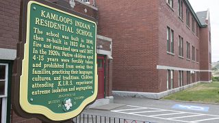 Placa conmemorativa ante la antigua residencia para niños indígenas de Kamloops