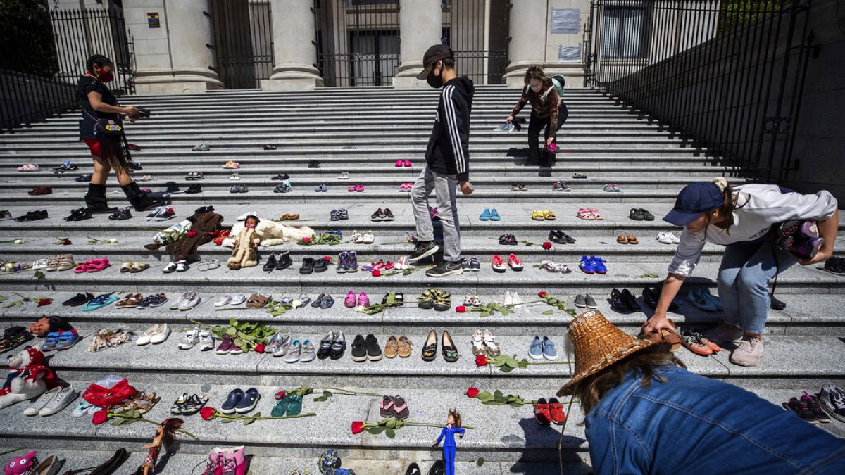 Gedenken an die toten Kinder in Kanada - mit kleinen Schuhen in Vancouver
