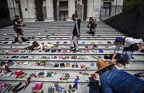 Gedenken an die toten Kinder in Kanada - mit kleinen Schuhen in Vancouver
