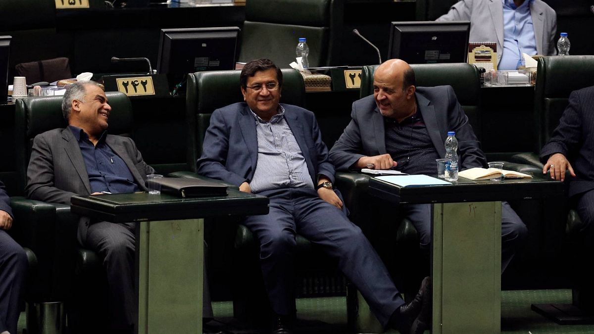 İran'da görevden alınan Merkez Bankası Başkanı Abdolnaser Hemmati (ortada)