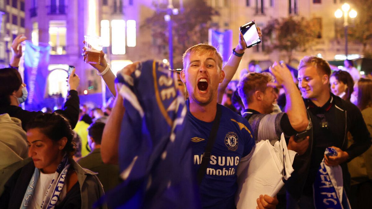 Adepto do Chelsea festeja vitória do seu clube nas ruas do Porto