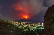 Vista de la erupción del volcán Etna desde las cercanías de Catania