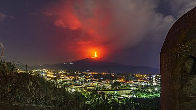 Vista de la erupción del volcán Etna desde las cercanías de Catania