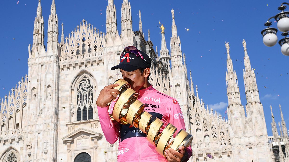 El colombiano Egan Bernal al recibir el trofeo de ganador del Giro de Italia