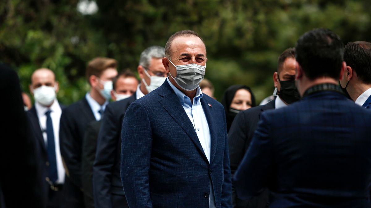 وزيرالخارجية التركي مولود جاويش أوغلو في بلدة كوموتيني، شمال شرق اليونان، الأحد 30 أيار/مايو 2021