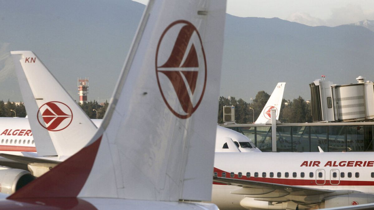 Yolcunun Cezayir'in Oran şehrinden Paris'e giden uçağın iniş takımlarına saklandığı bildirildi