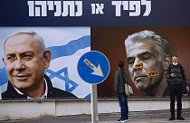 Deux affiches : à gauche, Benjamin Netanyahou, à droite Yaïr Lapid, à Ramat Gan, Israël, le 14 mars 2021