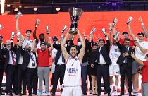 Basketbol THY Avrupa Ligi'nde Anadolu Efes, İspanya ekibi Barcelona'yı 86-81 mağlup ederek şampiyon oldu.