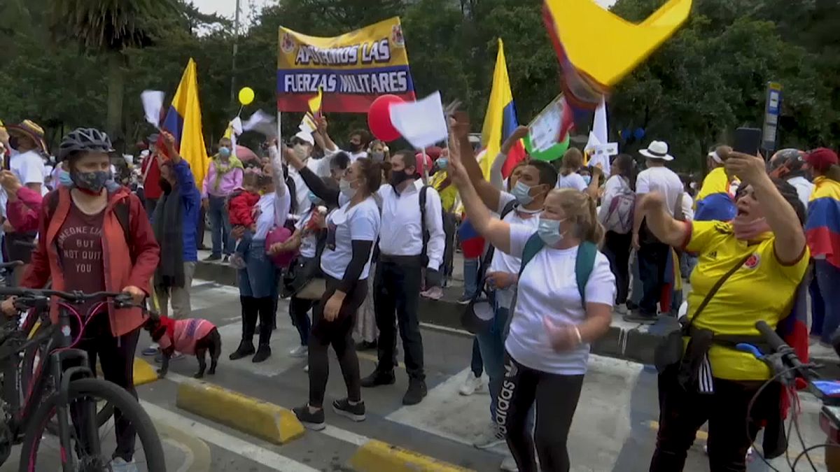 Los manifestantes de la derecha colombiana mostraron su apoyo a policías y militares