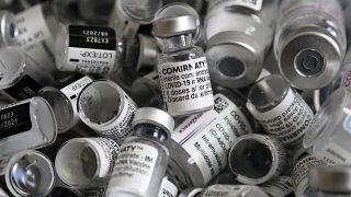 Емкости от использованных доз вакцины Pfizer/BioNTech против коронавируса