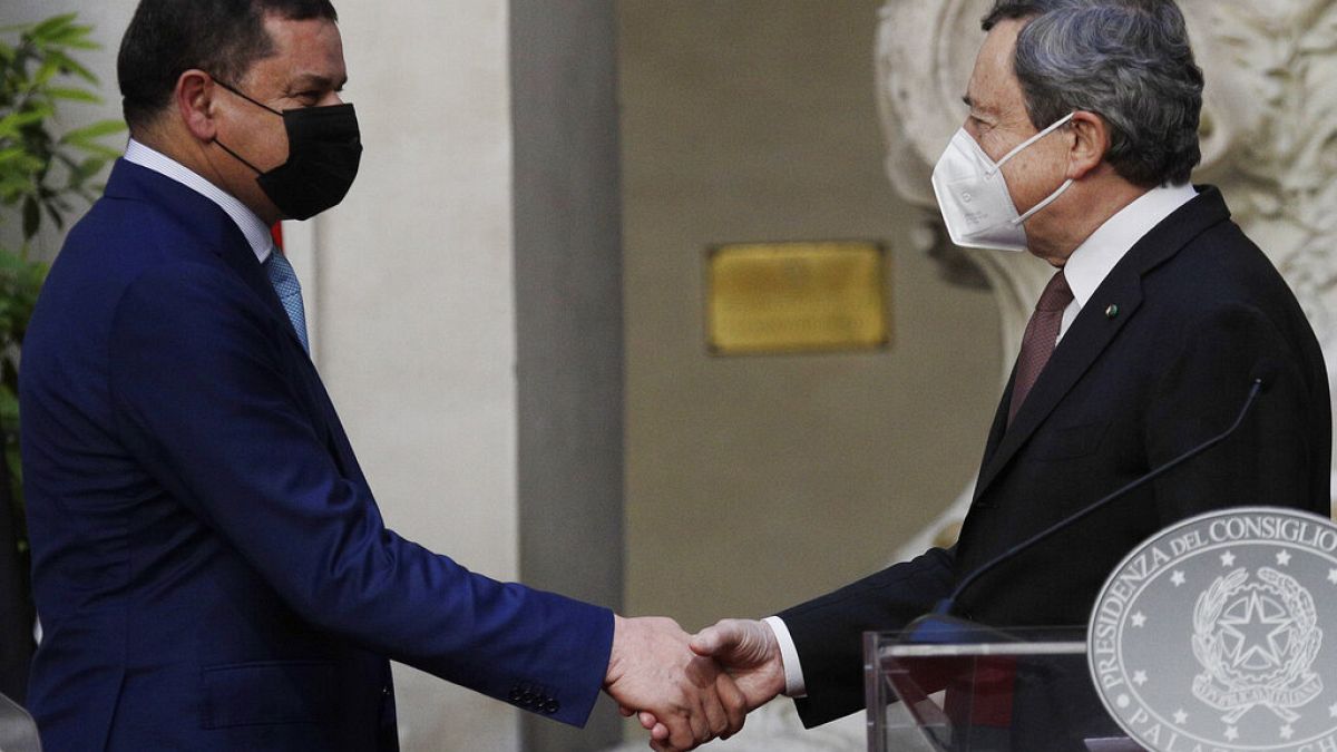 Mario Draghi stringe la mano a Abdul Hamid Dbeibah, durante l'incontro a Palazzo Chigi, Roma