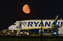 Durchsuchung der Ryanair-Maschine auf dem Rollfeld des BER