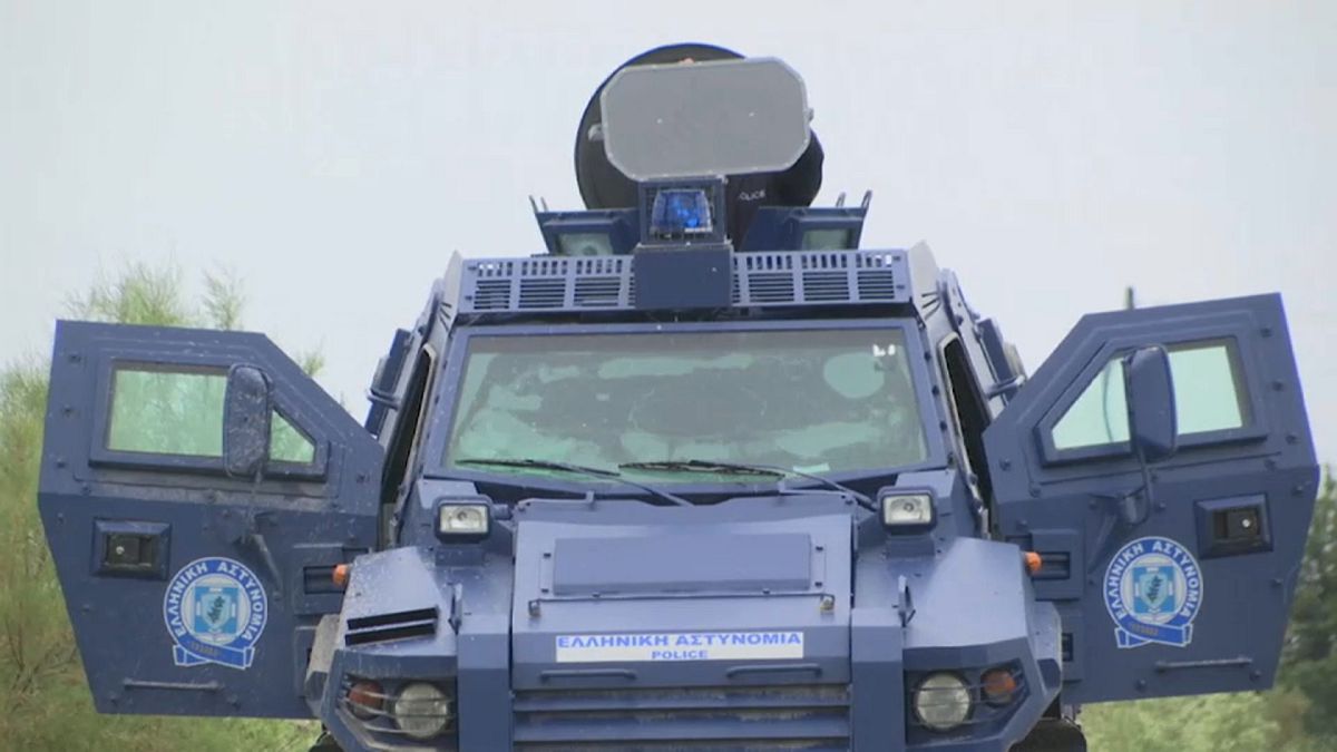 Un véhicule blindé grec équipé du fameux canon sonore ultra-puissant