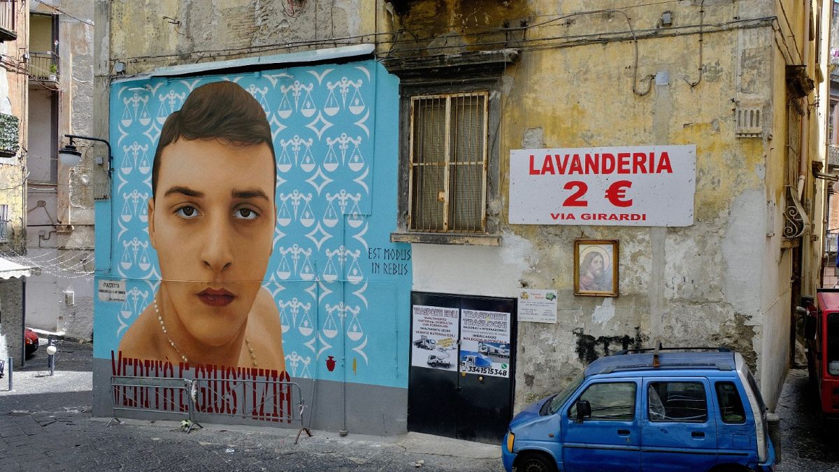 Il murale di Ugo Russo nei quartieri spagnoli di Napoli. 