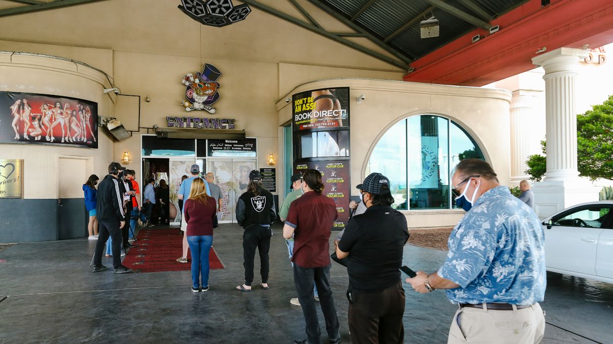 أشخاص ينتظرون في طابور لتلقي لقاح كوفيد-19 في نادي لاري فلينت هوستلر المشهور في لاس فيغاس.