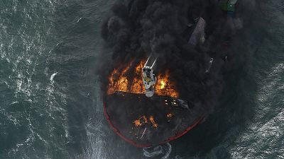تصاویری از اطفا حریق کشتی در سری‌لانکا؛ آتش پس از ۱۳ روز مهار شد