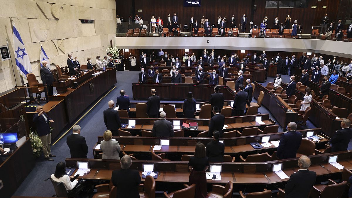 نواب إسرائيليون يقفون خلال مراسم أداء اليمين للكنيست (البرلمان) الإسرائيلي في القدس 6 أبريل 2021.