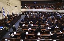 نواب إسرائيليون يقفون خلال مراسم أداء اليمين للكنيست (البرلمان) الإسرائيلي في القدس 6 أبريل 2021.
