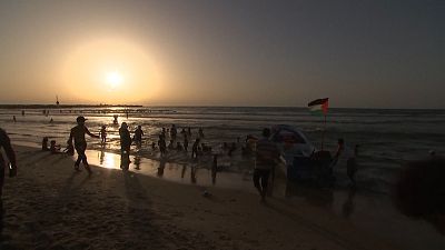 شاهد: سكان غزة يتوافدون على الشاطئ هروبا من مشاهد الدمار الذي خلفه القصف الإسرائيلي