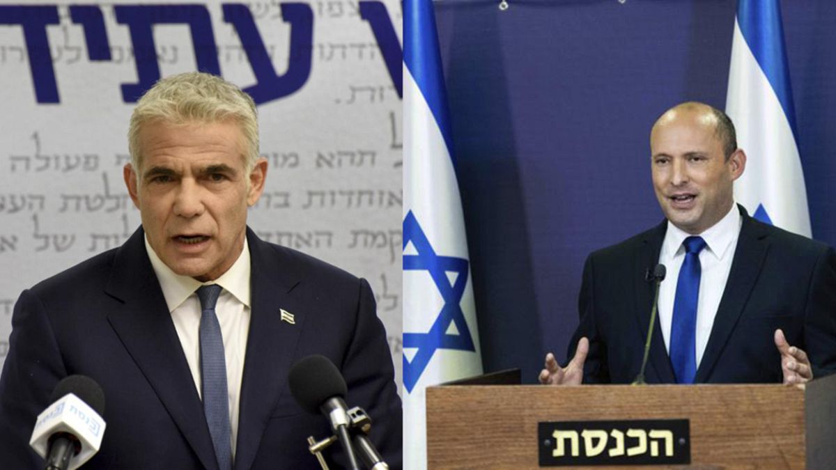 İsrail Yesh Atid lideri Yair Lapid (sol), Yamina Partisi lideri Naftali Bennnett