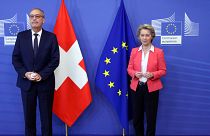 La presidente de la Comisión Europea Ursula Von der Leyen, y el presidente suizo Guy Parmelin en una cumbre en abril