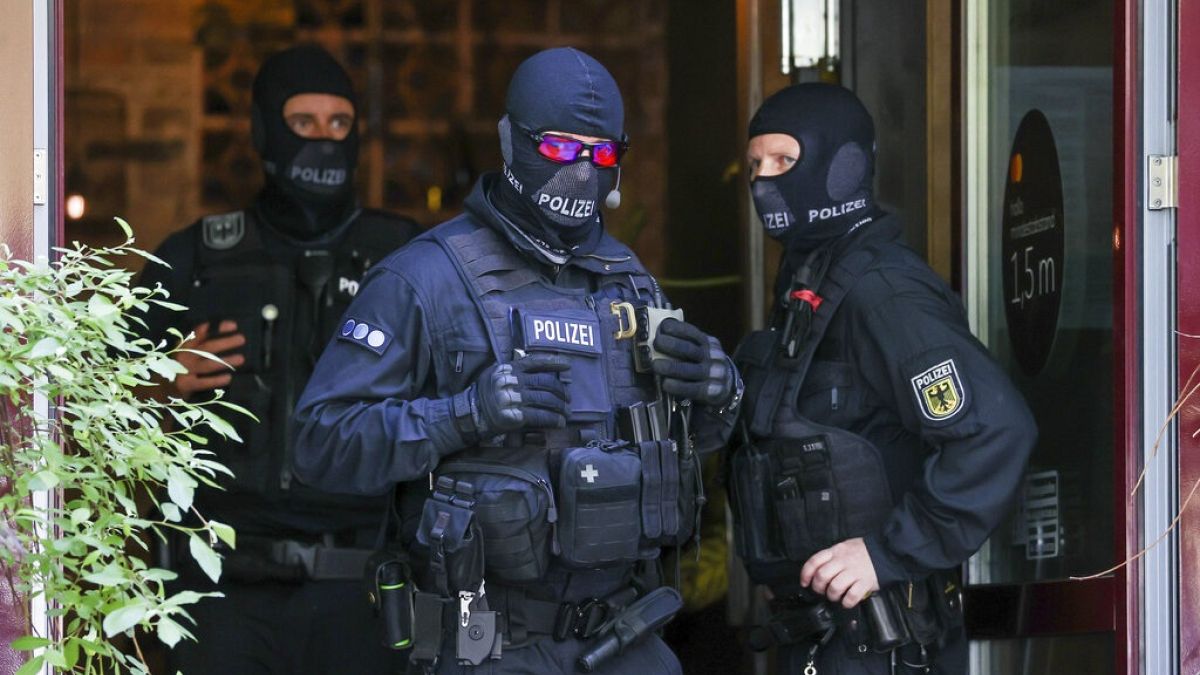 Rendőrök Lipcsében, rajtaütések egyik helyszínén