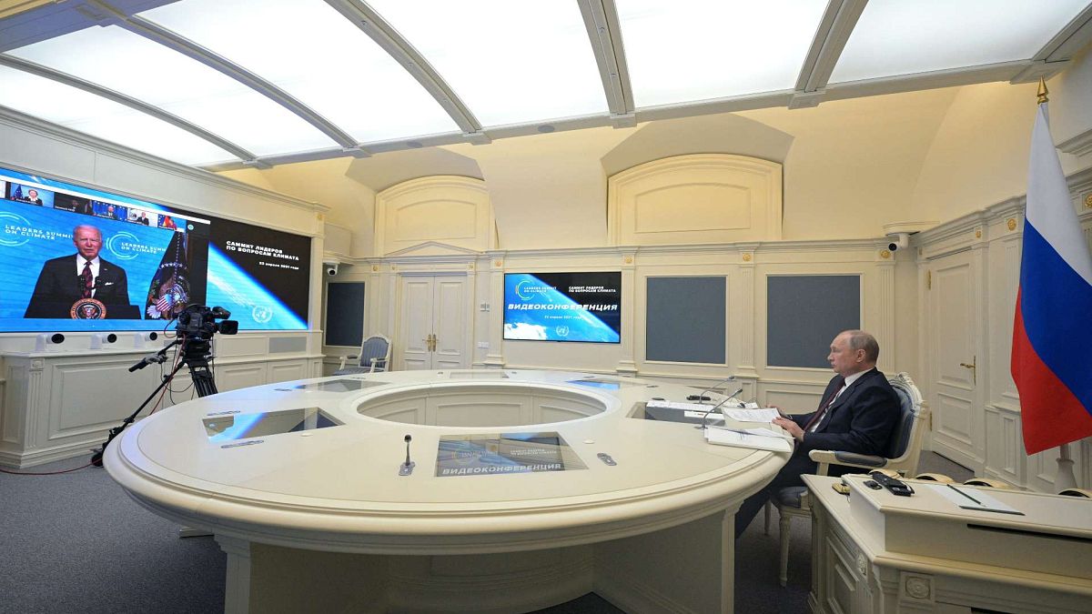 الرئيس الروسي فلاديمير بوتين يحضر اجتماعًا عبر الفيديو بينما يظهر الرئيس الأمريكي جو بايدن على الشاشة، كجزء من قمة القادة الافتراضية حول المناخ، 22 أبريل 2020