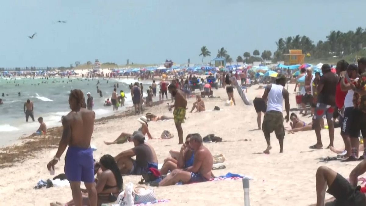 Die Menschen genießen den Feiertag Memorial Day am Miami Beach