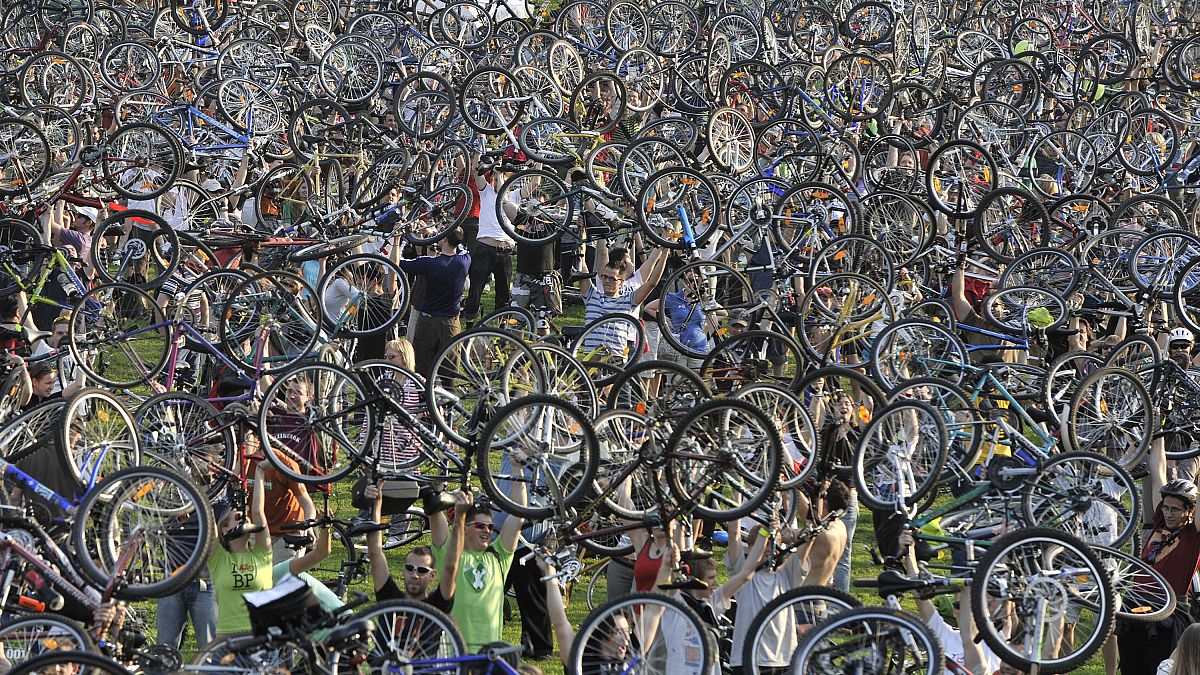 Partecipanti ungheresi alla Critical Mass del 2010 mostrano le loro biciclette 