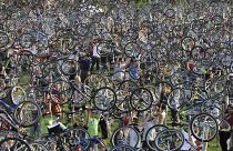 Partecipanti ungheresi alla Critical Mass del 2010 mostrano le loro biciclette