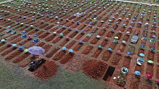 Pandeminin çok ağır vurduğu Peru'da açılan yeni mezarlıklar