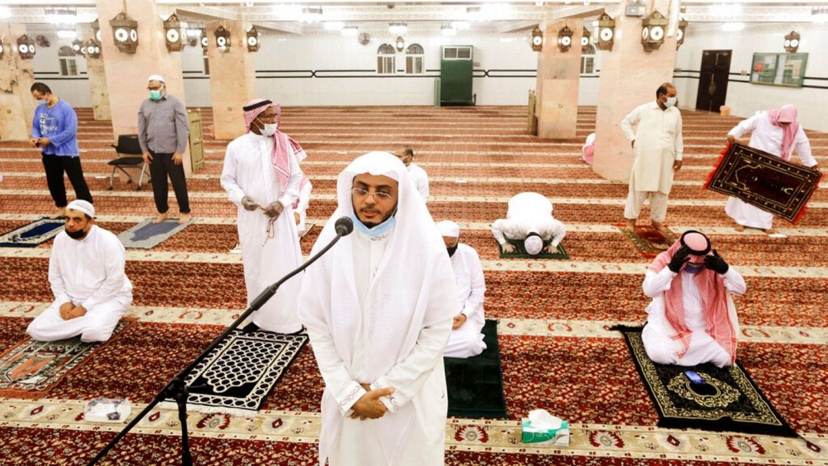 پخش اذان از بلندگوهای مساجد در عربستان