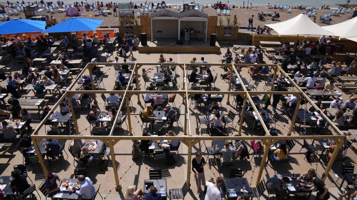 Brighton- Restoranlar ve sahillerde gözlenen doluluğun İngiltere'de yeni bir dalgayı tetiklemesinden kaygı duyuluyor