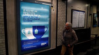 Un cartel publicitario en el metro de Londres advierte a los europeos que deben pedir el estatuto de residente 