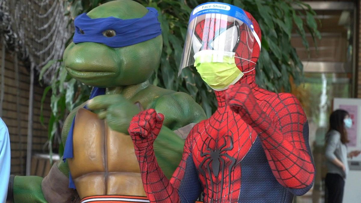 Spiderman y Donatello reparten risas y comida contra la pandemia en Taiwan