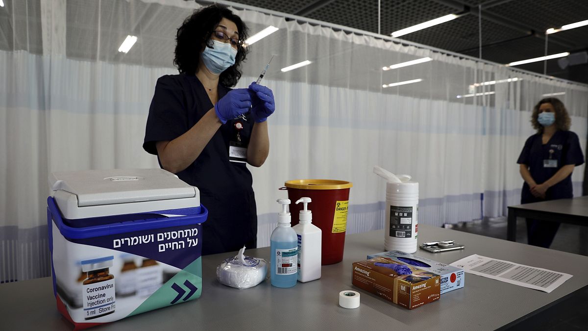 إسرائيل ترفع غالبية قيود فيروس كورونا بعد حملة التطعيم الواسعة