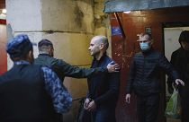 Андрея Пивоварова выводят после обыска в его квартире в Петербурге, 1 июня 2021